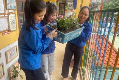 Chi đoàn trường Mầm non Nam Bình hôm nay ra quân quyết tâm biến khuôn viên trường thành một “THIÊN ĐƯỜNG HOA”