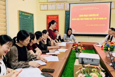 Chi bộ trường Mầm non Nam Bình tổ chức sinh hoạt chuyên đề “Đảng viên tiên phong học tập kỹ năng số”