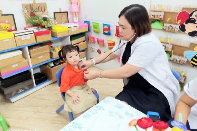 TRƯỜNG MẦM NON NAM BÌNH PHỐI HỢP VỚI TRẠM Y TẾ KHÁM SỨC KHOẺ ĐẦU NĂM HỌC 2025 -2026 CHO TRẺ