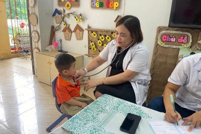 TRƯỜNG MẦM NON NAM BÌNH PHỐI HỢP VỚI TRẠM Y TẾ PHƯỜNG HOA LƯ KHÁM SỨC KHỎE ĐỊNH KỲ ĐỢT II CHO TRẺ